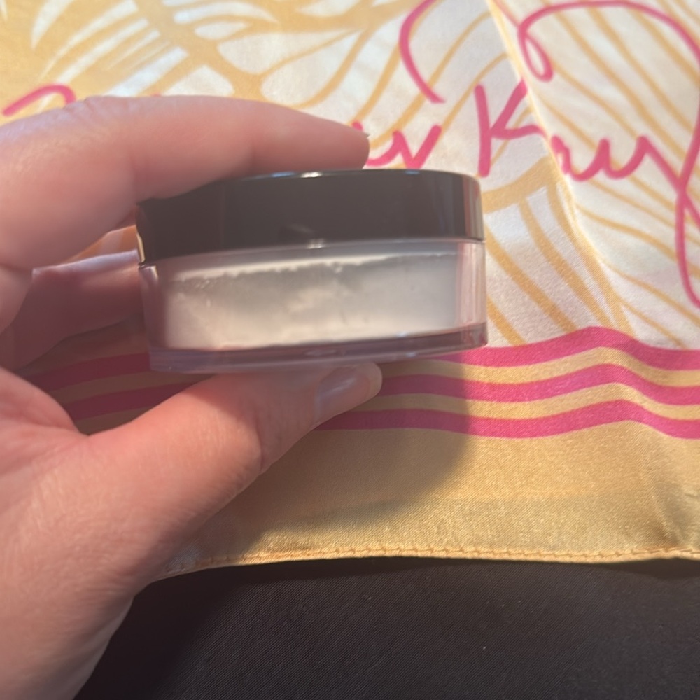 Mary Kay Translucent Setting Powder with brush - Picture 2 of 3
